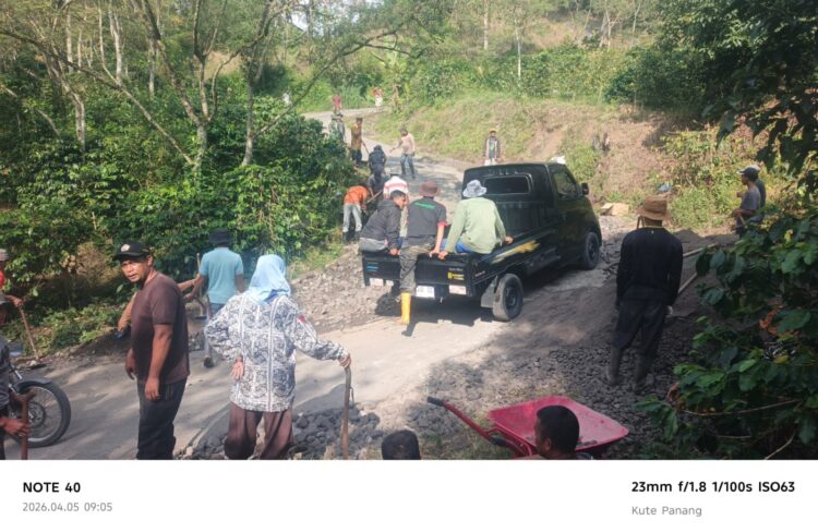 Jalan Terlupakan di Bener Meriah: Warga 4 Kampung Perbaiki Akses Rusak Parah Menahun