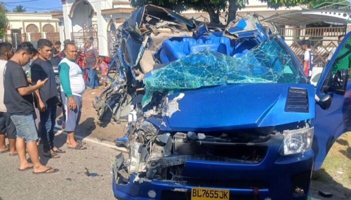 Toyota Hiace Hantam Truk Fuso di Seubadeh Aceh Selatan, 2 Orang Luka Parah