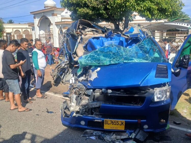 Toyota Hiace Hantam Truk Fuso di Seubadeh Aceh Selatan, 2 Orang Luka Parah