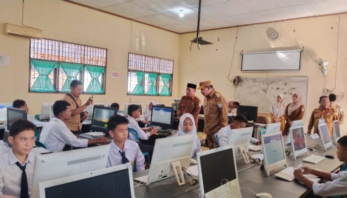 Siswa SMP Antusias Sambut Kedatangan Bupati Agara Pantau Pelaksanaan TKA