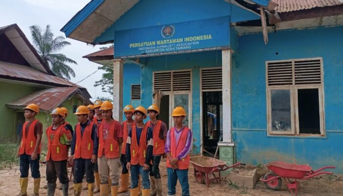PT WIKA Bersihkan Kantor PWI Aceh Tamiang