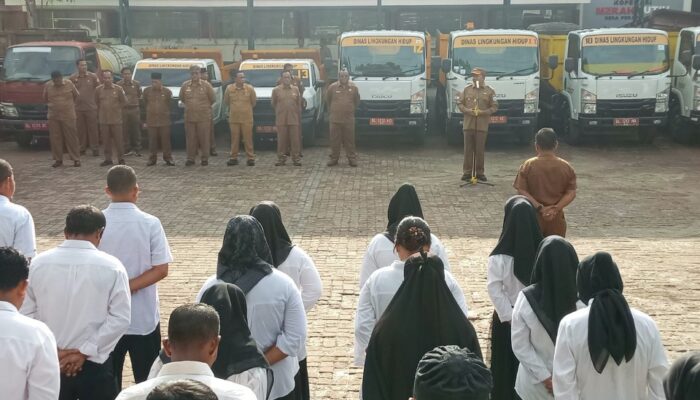 Bupati Agara Apresiasi Kepala DLH Dan Petugas Kebersihan