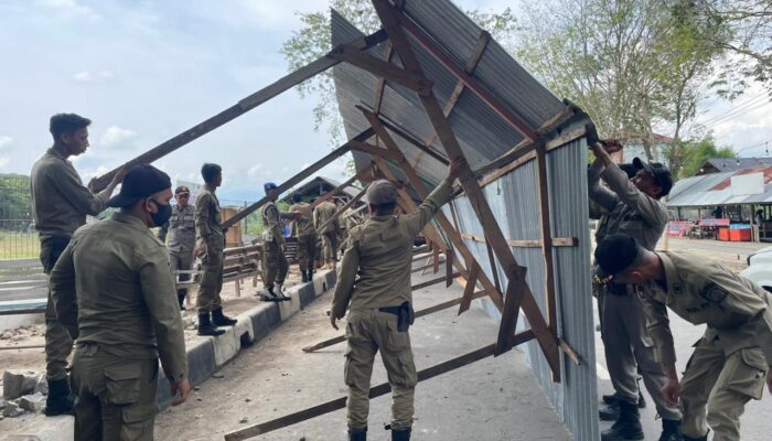 Satpol PP – WH Aceh Besar Bongkar Bangunan Liar Di Blang Bintang