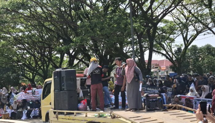 Korban Banjir Tergabung Dalam Koalisi Gerakan Sipil Unjuk Rasa Kantor Bupati Bireuen