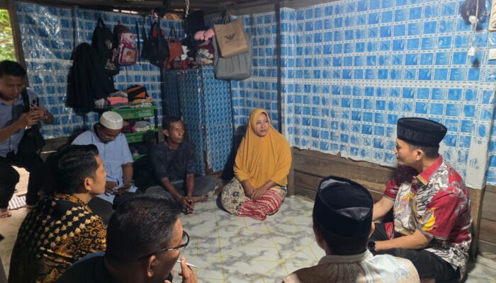 Bupati Mirwan Kunjungi Warga Miskin Tinggal Di Gubuk Reot Berlantai Tanah Beratap Rumbia