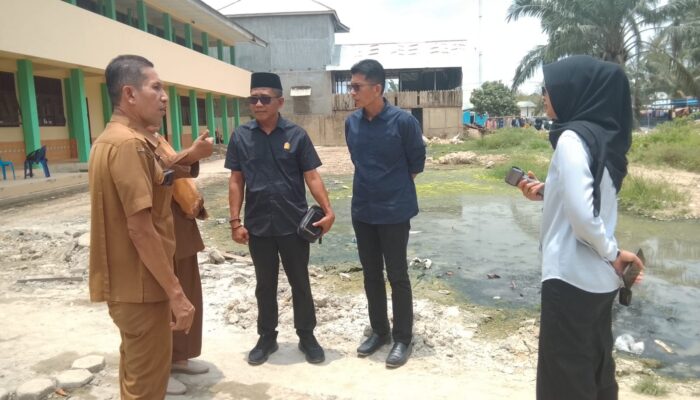 Wakil Ketua Dan DPRK Aceh Tamiang Tinjau Genangan Air SDN 2 Karang Bundar