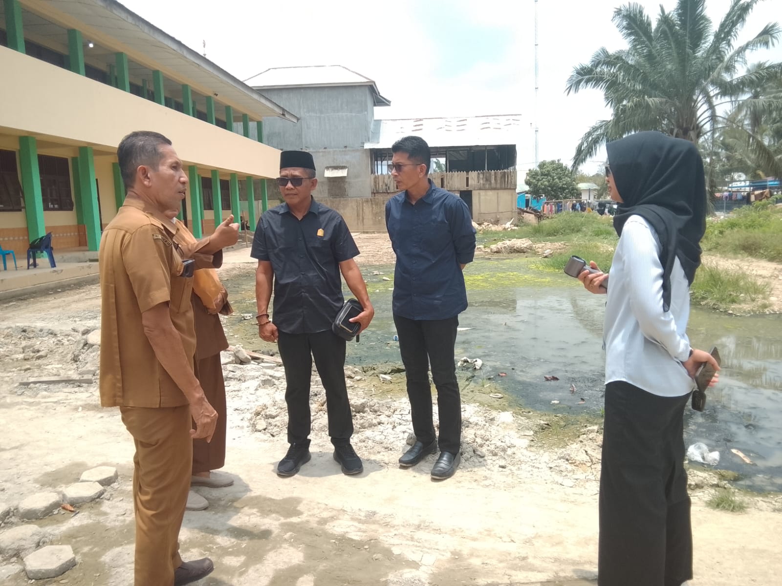 Wakil Ketua Dan DPRK Aceh Tamiang Tinjau Genangan Air SDN 2 Karang Bundar