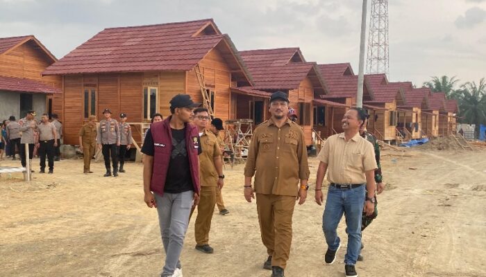 Bupati Armia Pahmi Tinjau Huntara Dan Salurkan Sembako