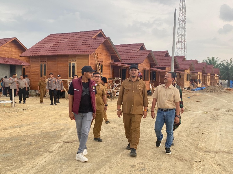 Bupati Armia Pahmi Tinjau Huntara Dan Salurkan Sembako