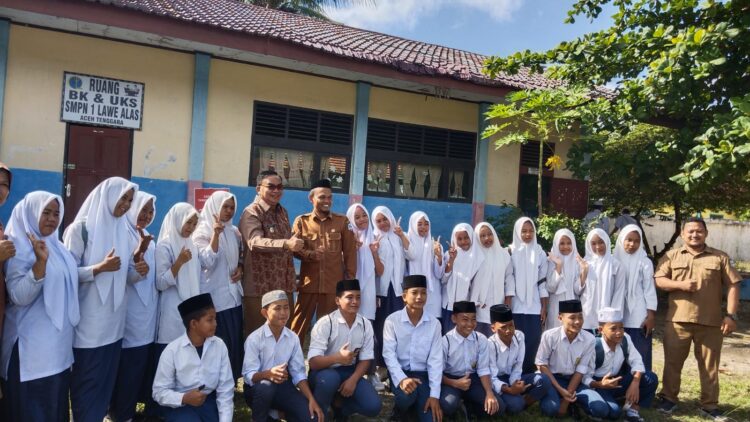 Didoakan Panjang Umur, Bupati Salim Fakhry Tinjau Pelaksanaan TKA di 6 Sekolah