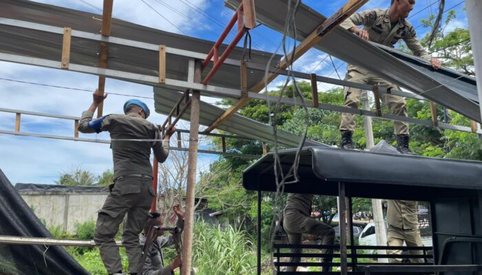 Satpol PP – WH Aceh Besar Bongkar Kanopi Menjulur ke Jalan Di Lambaro