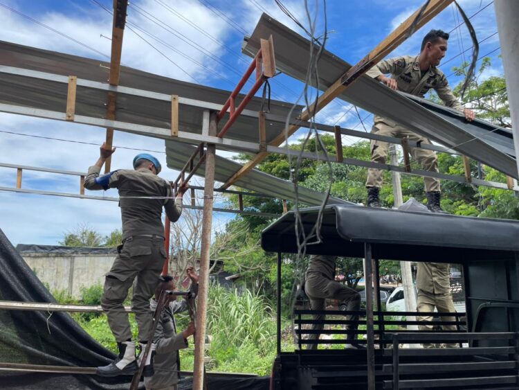 Satpol PP – WH Aceh Besar Bongkar Kanopi Menjulur ke Jalan Di Lambaro