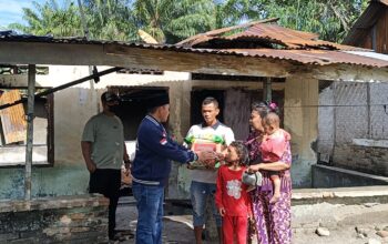 Ketua PAN Sergai Bantu Korban Kebakaran di Sei Buluh