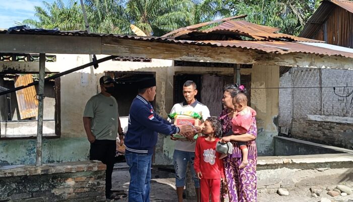Ketua PAN Sergai Bantu Korban Kebakaran di Sei Buluh