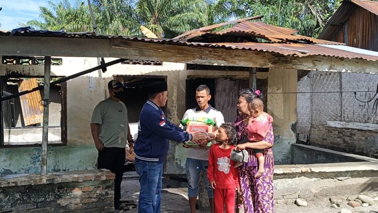 Ketua PAN Sergai Bantu Korban Kebakaran di Sei Buluh