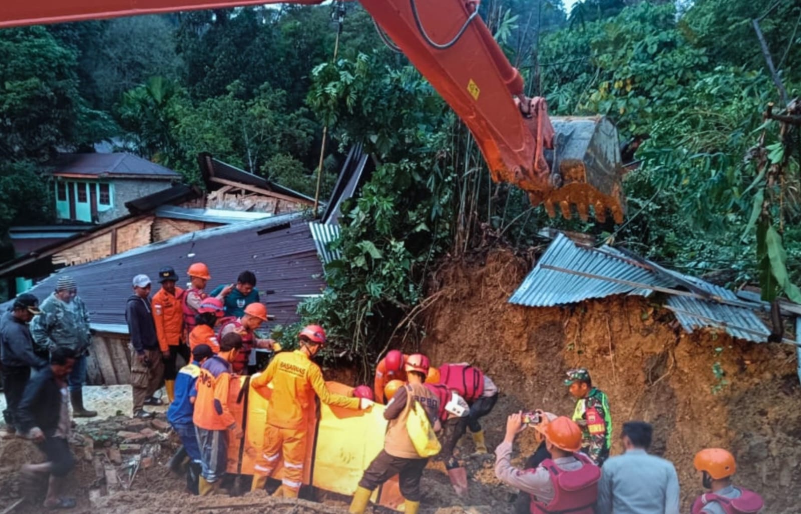 Lima Tewas Korban Longsor Sembahe, Polda Sumut Terjunkan Brimob Evakuasi Korban