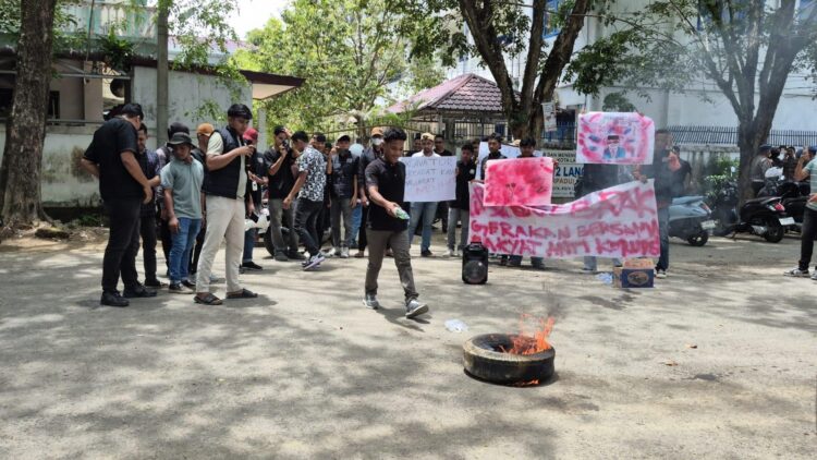 Puluhan Orang Demo Kejari Langsa Tuntut Penanganan Kasus Korupsi dan Bantuan Banjir