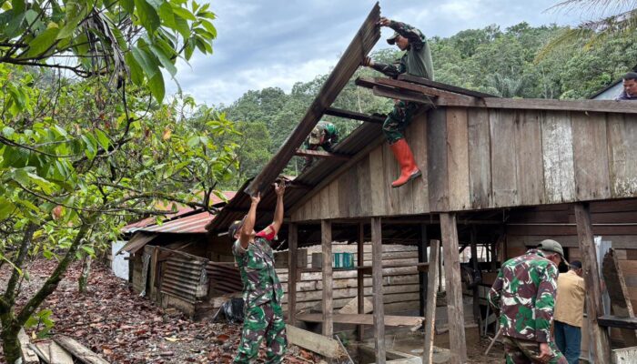 TNI Bantu Warga Bongkar Rumah Terdampak Banjir dan Tanah Longsor di Gayo Lues