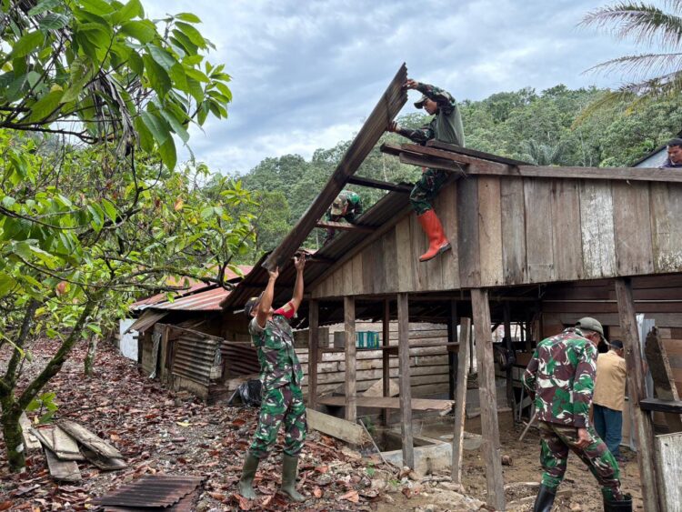 TNI Bantu Warga Bongkar Rumah Terdampak Banjir dan Tanah Longsor di Gayo Lues