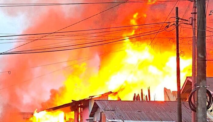 Kebakaran Hebat Ludeskan Puluhan Ruko di Pusat Kota Gunungsitoli
