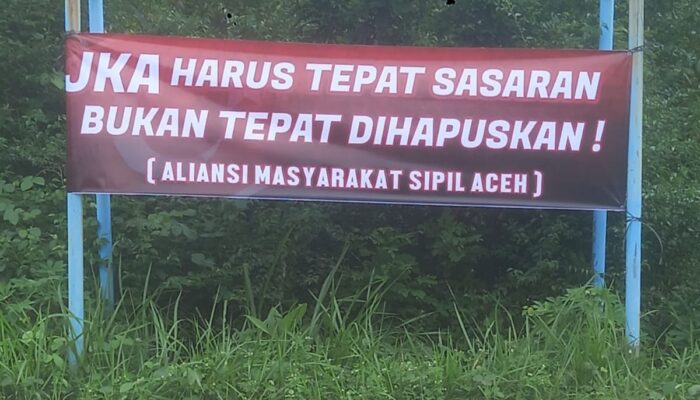Spanduk Protes Terkait Amburadulnya Pengelolaan JKA Bertebaran di Kota Tapaktuan