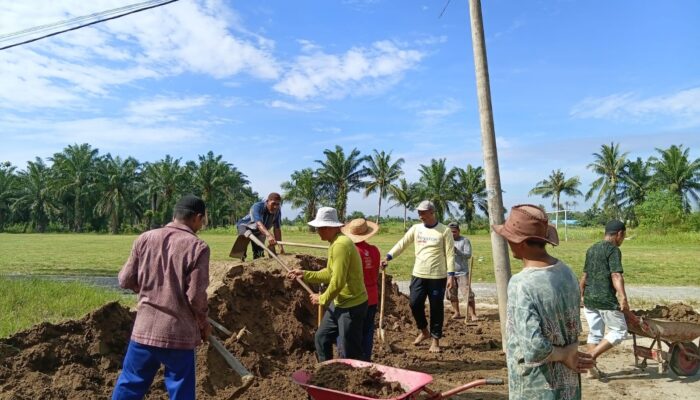 Warga Dusun IV Batang Siangi Gotong Royong Tinggikan Tanah Wakaf Perkuburan Muslim