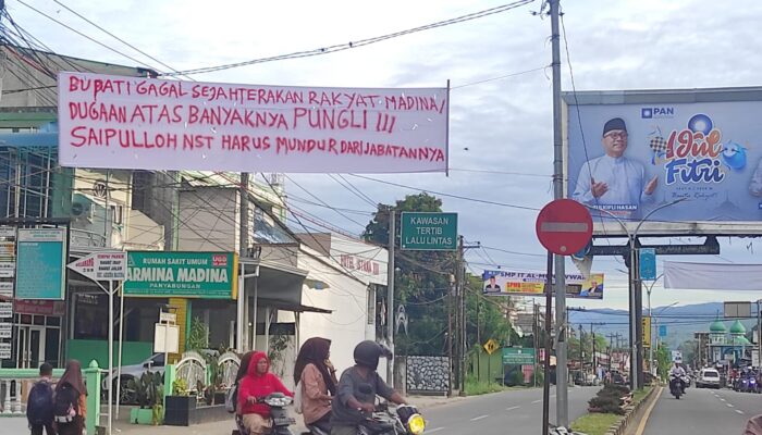 Spanduk Desakan Mundur dan Dugaan Pungli Bupati Madina Muncul di Tengah Kota Panyabungan