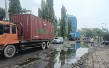 Jalan Menuju Pelabuhan Internasional Belawan Rusak Parah