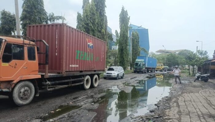 Jalan Menuju Pelabuhan Internasional Belawan Rusak Parah