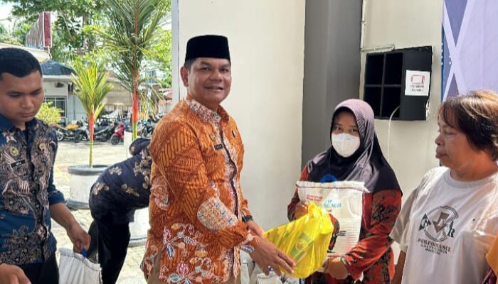 Wujud Kepedulian, Lapas Labuhan Ruku Bagikan Paket Bantuan Ke Warga