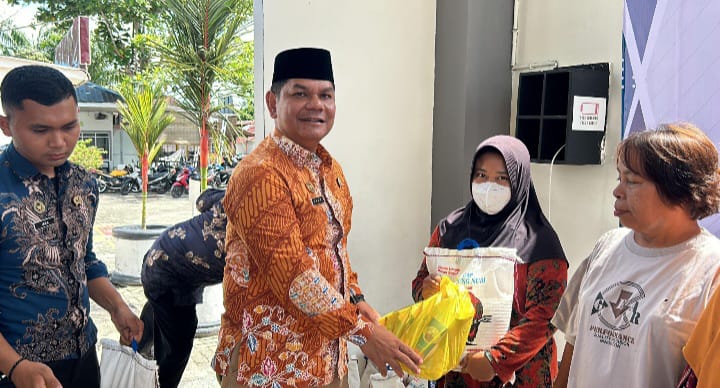 Wujud Kepedulian, Lapas Labuhan Ruku Bagikan Paket Bantuan Ke Warga