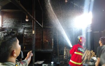 Dapur Rumah Makan Terbakar, Warga dan Damkar Cepat Padamkan Api