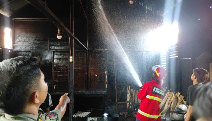 Dapur Rumah Makan Terbakar, Warga dan Damkar Cepat Padamkan Api