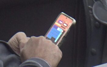 Oknum Anggota DPRD Fraksi Golkar Main Game Online, Saat Wabup Sergai Paparkan LKPJ di Paripurna