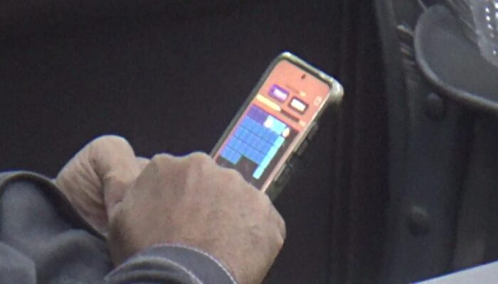 Oknum Anggota DPRD Fraksi Golkar Main Game Online, Saat Wabup Sergai Paparkan LKPJ di Paripurna