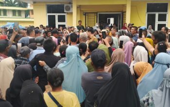 Penyintas Banjir Besitang Demo Kantor Camat Tuntut Solusi Nyata dan Keadilan Bansos