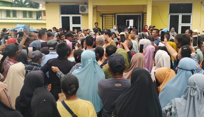 Penyintas Banjir Besitang Demo Kantor Camat Tuntut Solusi Nyata dan Keadilan Bansos
