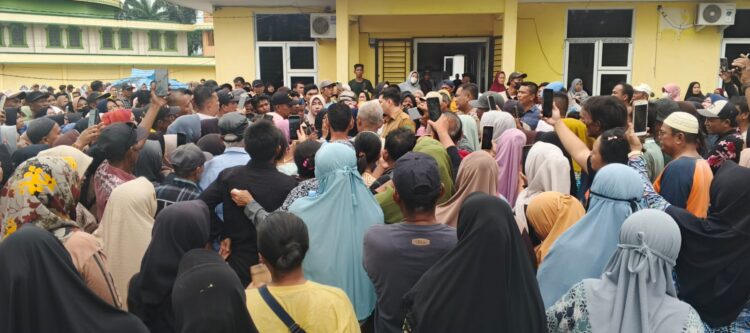 Penyintas Banjir Besitang Demo Kantor Camat Tuntut Solusi Nyata dan Keadilan Bansos