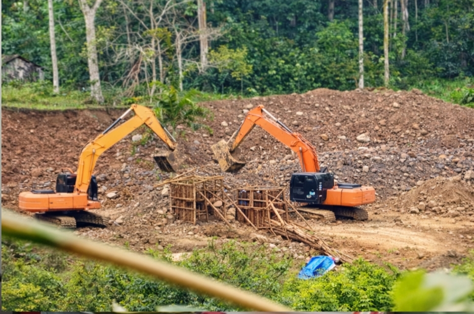 PETI Kembali Menggeliat, Dua Excavator Beroperasi Bebas di Bibir Sungai Batang Natal, Kapolres: Terima Kasih Infonya