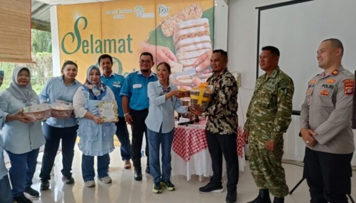 Kunjungi Nagan Raya, Manajemen PT Socfindo Bangun Toilet Sekolah hingga Latih Buat Tempe Higienis