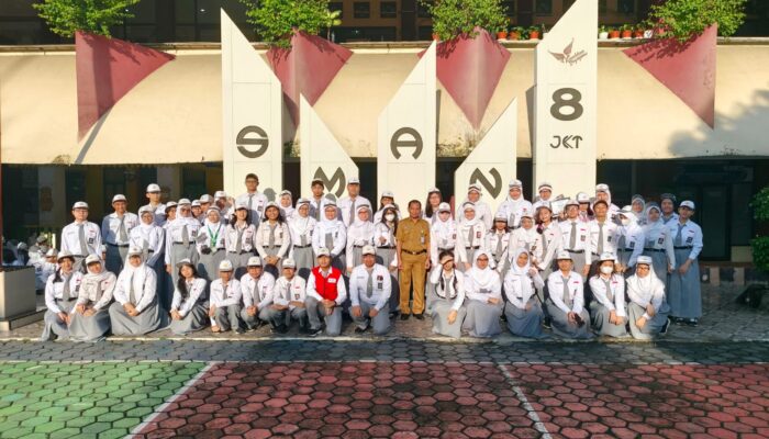 Ajeng Salma Layla Amira Terima Secara Simbolik Piagam Prestasi