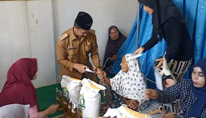 Camat Kuta Baro Pastikan Penyaluran Bantuan Beras Tepat Sasaran