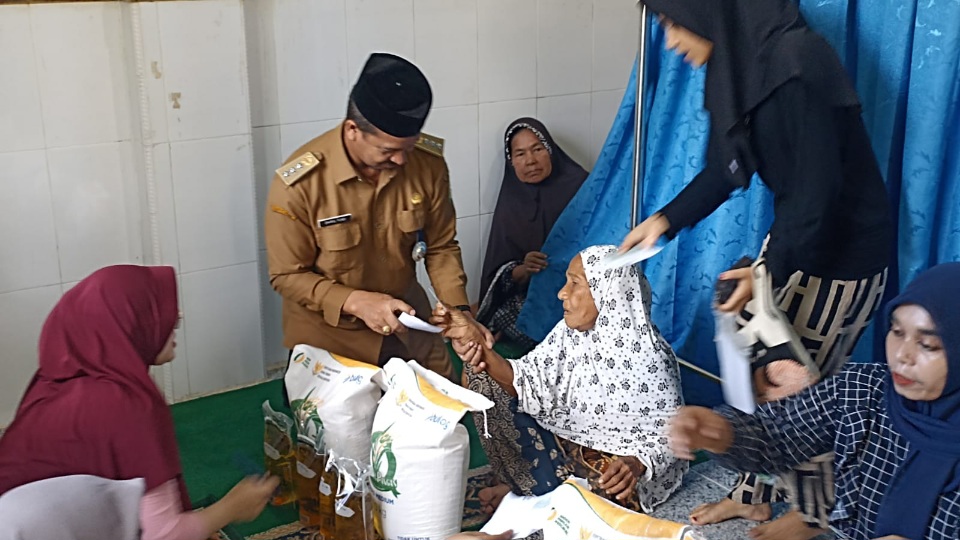 Camat Kuta Baro Pastikan Penyaluran Bantuan Beras Tepat Sasaran