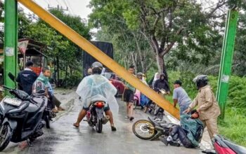 Portal Besi Jalan Desa Lidah Tanah Lepas, Dua Pelajar Jadi Korban