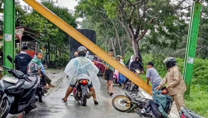 Portal Besi Jalan Desa Lidah Tanah Lepas, Dua Pelajar Jadi Korban
