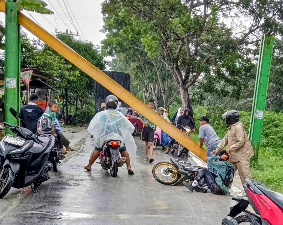 Portal Besi Jalan Desa Lidah Tanah Lepas, Dua Pelajar Jadi Korban