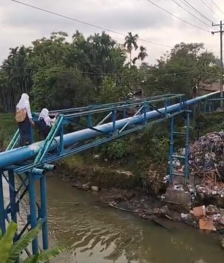 Janji Bobby yang Terhempas di Ujung Jembatan Kereta Api