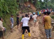 Longsor Tutup Jalan di Batang Natal, Roda 4 Belum Bisa Lewat