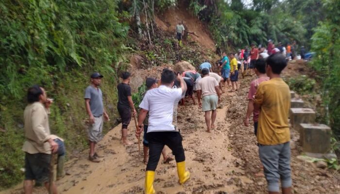 Longsor Tutup Jalan di Batang Natal, Roda 4 Belum Bisa Lewat