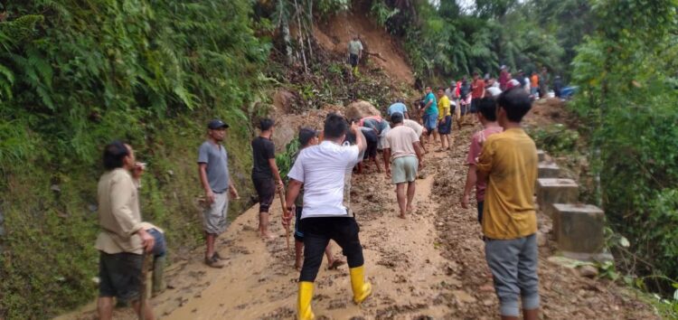 Longsor Tutup Jalan di Batang Natal, Roda 4 Belum Bisa Lewat